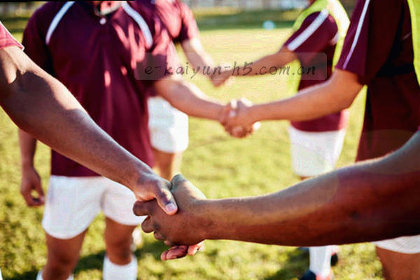 手机屏幕显示联赛专题资料库搜索框和赛事列表